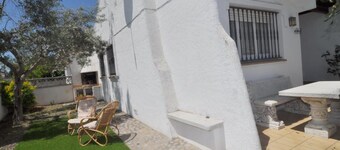Ground floor house with garden and community pool