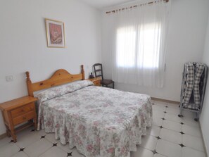2 chambres, fer et planche à repasser