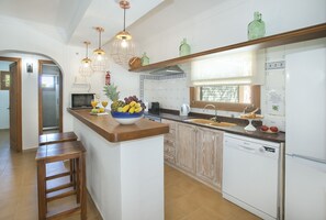 Geladeira, micro-ondas, fogão, lava-louças