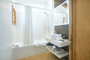 浴槽、ヘアドライヤー、タオル