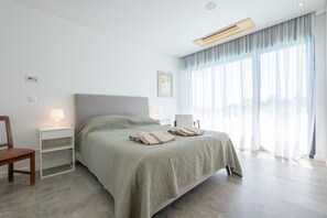 3 bedrooms, in-room safe, iron/ironing board, travel cot