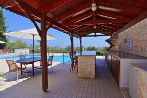 Outdoor dining - Villa Mandola Rosa: Elegantly decorated, sea views, pool, A/C (Prodromi Latchi)