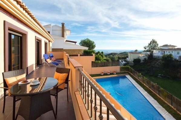 Alberca al aire libre y alberca climatizada