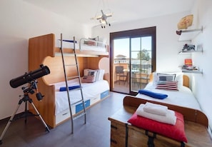 5 chambres, coffres-forts dans les chambres, fer et planche à repasser