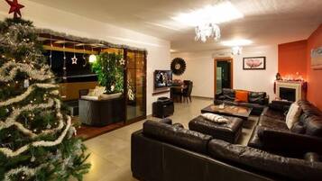 Een smart-tv, een open haard, videogames en een dvd-speler