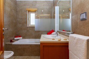 Combined shower/bathtub, hair dryer, towels - Villa w/ heatable pool, BBQ & games room (Albufeira)
