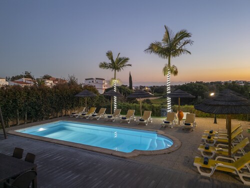 Villa w/ heatable pool, BBQ & games room