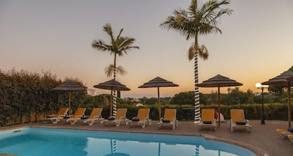 Villa w/ heatable pool, BBQ & games room