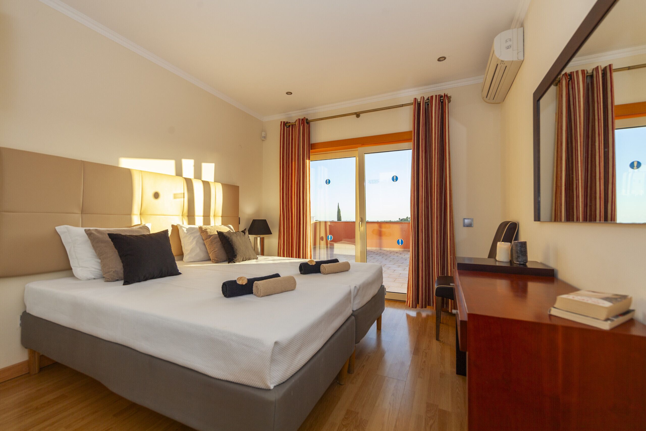 Habitación de hotel con una cama grande, un escritorio y vistas al exterior.