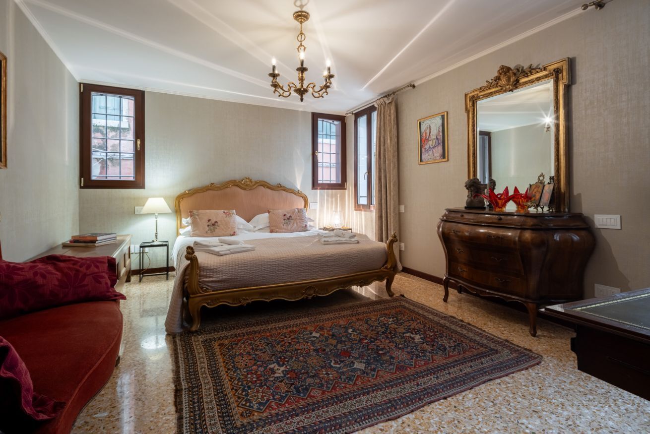 1 Schlafzimmer, Zimmersafe, Schreibtisch, Bügeleisen/Bügelbrett