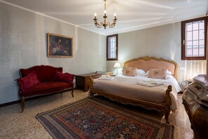 1 habitación, caja de seguridad en la habitación y escritorio 