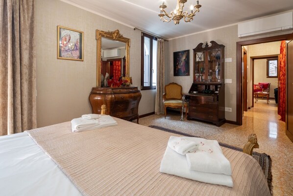 1 habitación, caja de seguridad en la habitación y escritorio 