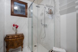 Bruser, hårtørrer, bidet, gulvvarme (badeværelse)