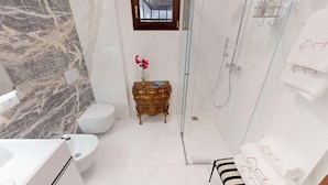 Een douche, een haardroger, vloerverwarming, shampoo