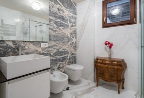 Een douche, een haardroger, een bidet, vloerverwarming