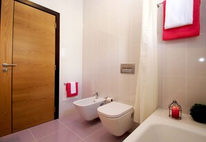 Ensemble douche/baignoire, sĂšche-cheveux, serviettes fournies