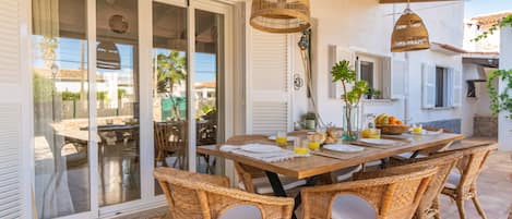 Outdoor dining