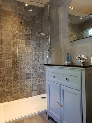 Combined shower/bathtub, hair dryer, towels, soap
