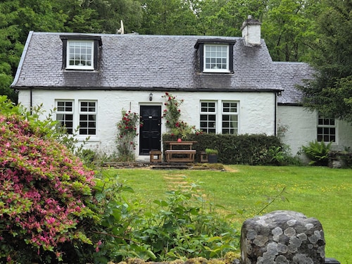 Dubh Loch Cottage am Ufer des Loch Lomond. Großer Garten und Bach