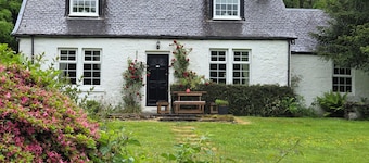 Dubh Loch Cottage on the banks of Loch Lomond. Large garden. EV charging point