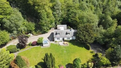 Dubh Loch Cottage on the banks of Loch Lomond. Large garden. EV charging point