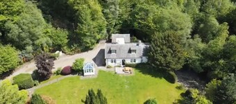 Dubh Loch Cottage on the banks of Loch Lomond. Large garden. EV charging point