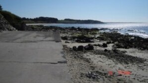 A coastal road with a concrete path leading to a rocky beach area. - 3 Bedroom mobile home Brittany 580 (Pont-Aven)