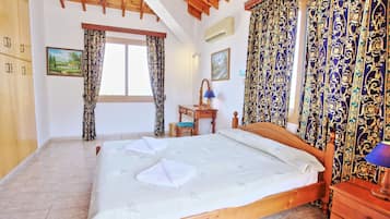 3 slaapkamers, een strijkplank/strijkijzer, gratis wifi, beddengoed