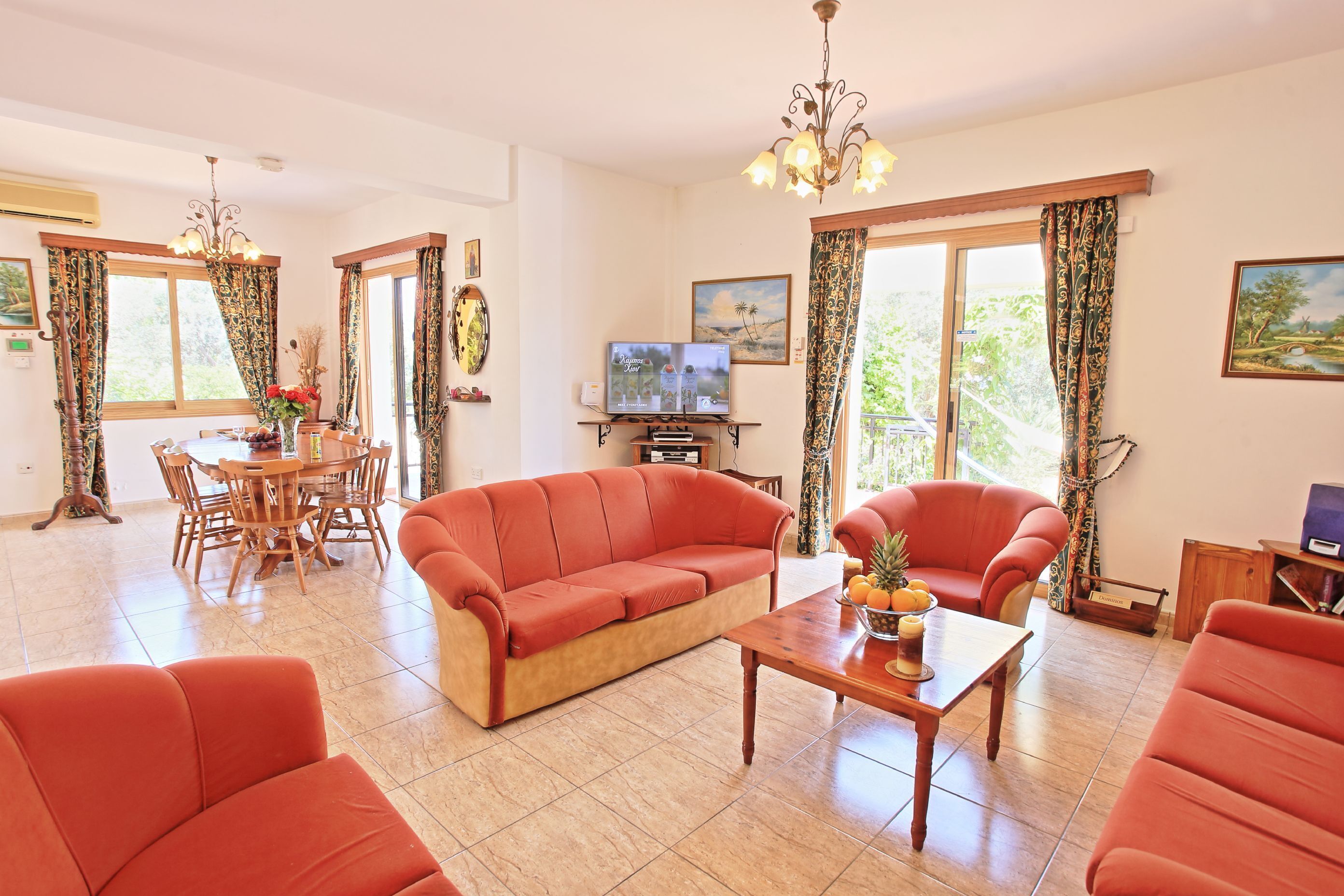 Een televisie, een dvd-speler, een tafeltennistafel en boeken