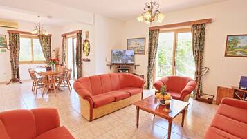 Een televisie, een dvd-speler, een tafeltennistafel en boeken