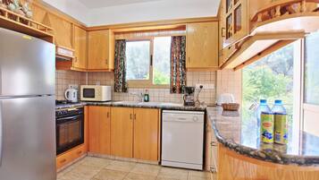 Een koelkast, een magnetron, een oven, een vaatwasser