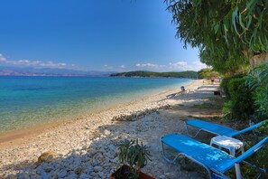 On the beach - Varvara: Beach House with A/C, stunning views (Avlaki)