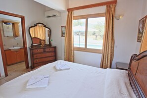 4 bedrooms, iron/ironing board, free WiFi, bed sheets - Sunset views, Air- conditioned, huge pool, private parking (Agia Marina)