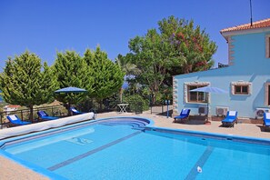 A heated pool - Sunset views, Air- conditioned, huge pool, private parking (Agia Marina)