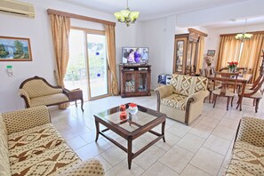 Fernseher, DVD-Player, Tischtennisplatte, Bücher