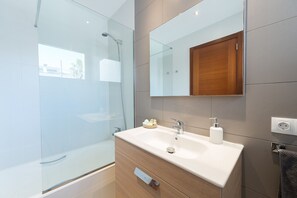Combined shower/bathtub, hair dryer, towels - FORMENTERA 1 - Modern terraced house near the beach. Free WiFi (Muro)