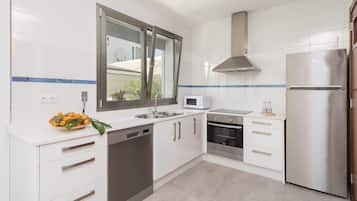 Frigorífico, microondas, horno y placa de cocina