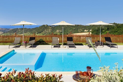 Villa La Fonte 14 uima-altaalla Ripatransonen kukkuloilla, 15 minuutin päässä Adrianmereltä