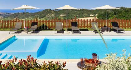 Villa La Fonte 14 uima-altaalla Ripatransonen kukkuloilla, 15 minuutin päässä Adrianmereltä