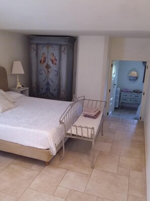 8 bedrooms, iron/ironing board, WiFi, bed sheets