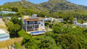 A modern villa with a swimming pool, surrounded by lush greenery and mountains. - Villa Heura (Alcúdia)