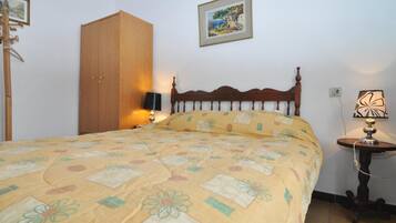 3 chambres, fer et planche Ă repasser