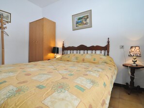 3 chambres, fer et planche à repasser