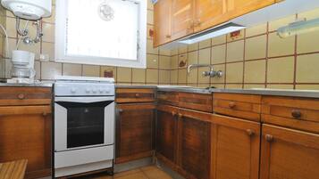 Réfrigérateur, micro-ondes, four, cafetiÚre/bouilloire