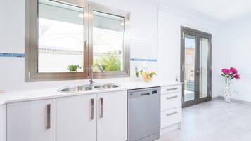 Frigorifero, microonde, forno, piano cottura