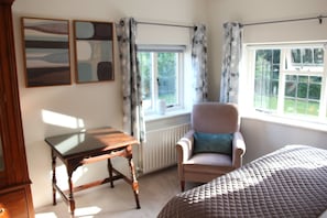 1 bedroom, iron/ironing board, free WiFi, bed sheets - Private, self-contained, 1st flr flat with large balcony & beautiful views (Westcott, Dorking)
