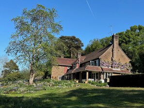 Exterior - Private, self-contained, 1st flr flat with large balcony & beautiful views (Westcott, Dorking)
