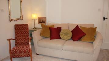 TV connectée, cheminée, lecteur de DVD, baby-foot