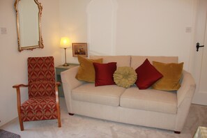 TV connectée, cheminée, lecteur de DVD, baby-foot