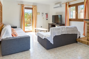 4 bedrooms, iron/ironing board, travel cot, free WiFi